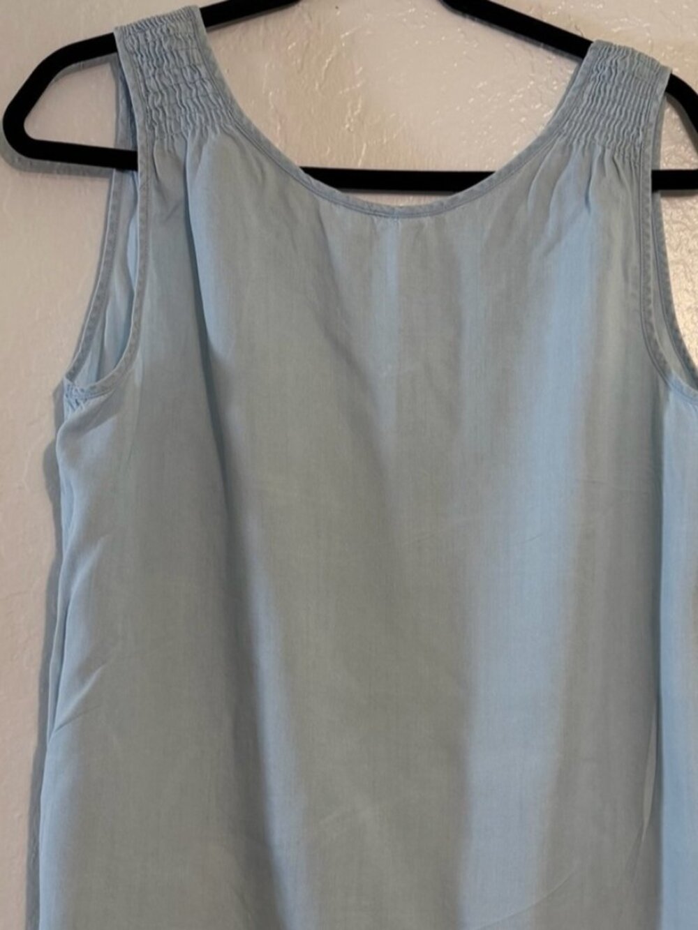 Women's M Light Blue V-Neck Ruffle Sleeveless Chambray - Picture 2 of 2
